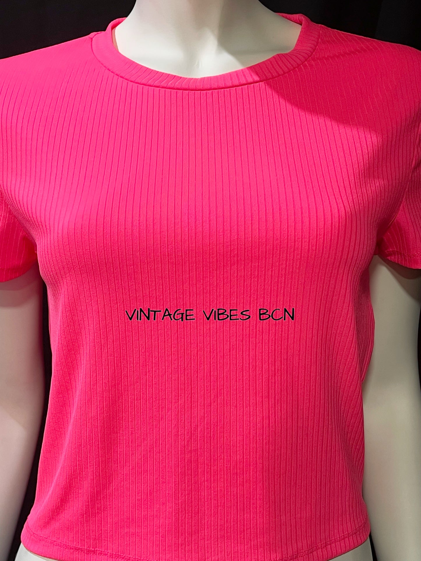 Camiseta cropped rosa fluorescente