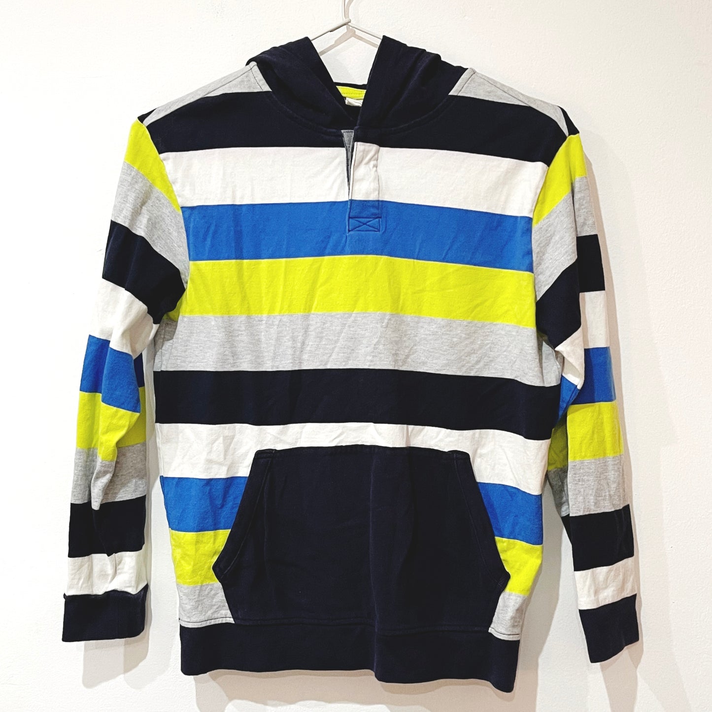 Camiseta gruesa con capucha y bolsillos ¡A estrenar!